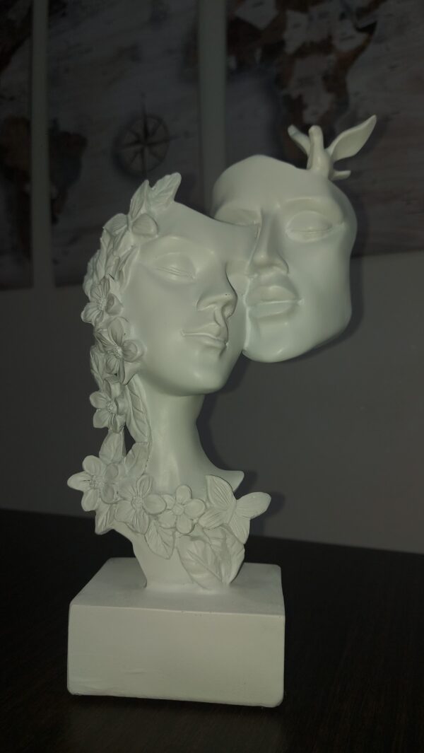 Scultura Amanti Flower Bianca H 27,5 Cm - immagine 2